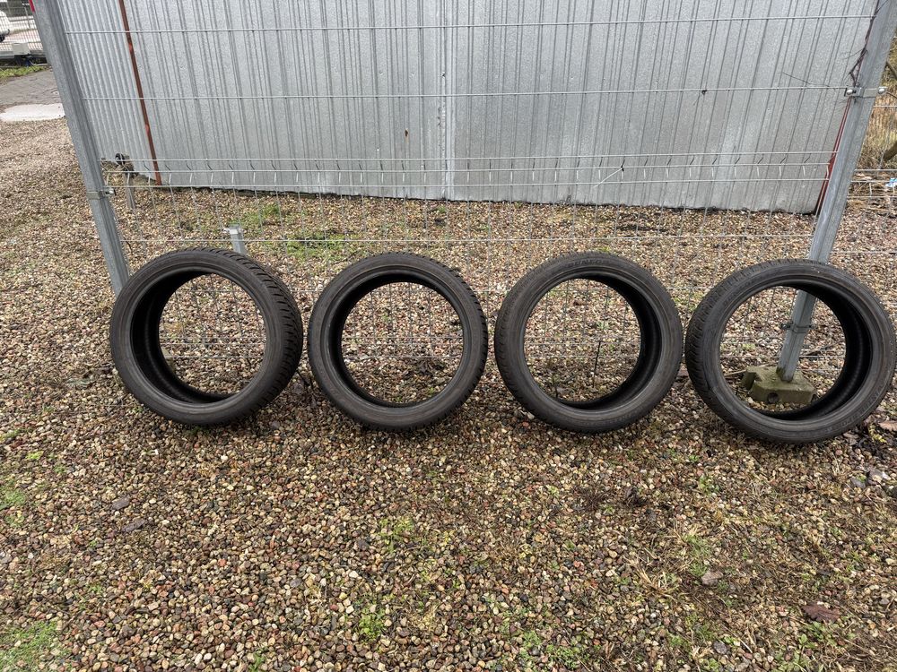Opny zimowe 225/40 R18 firmy Dunlop