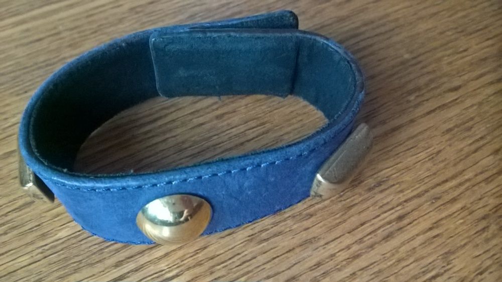 Skórzana niebieska bransoletka ze złotymi ćwiekami vintage Londyn