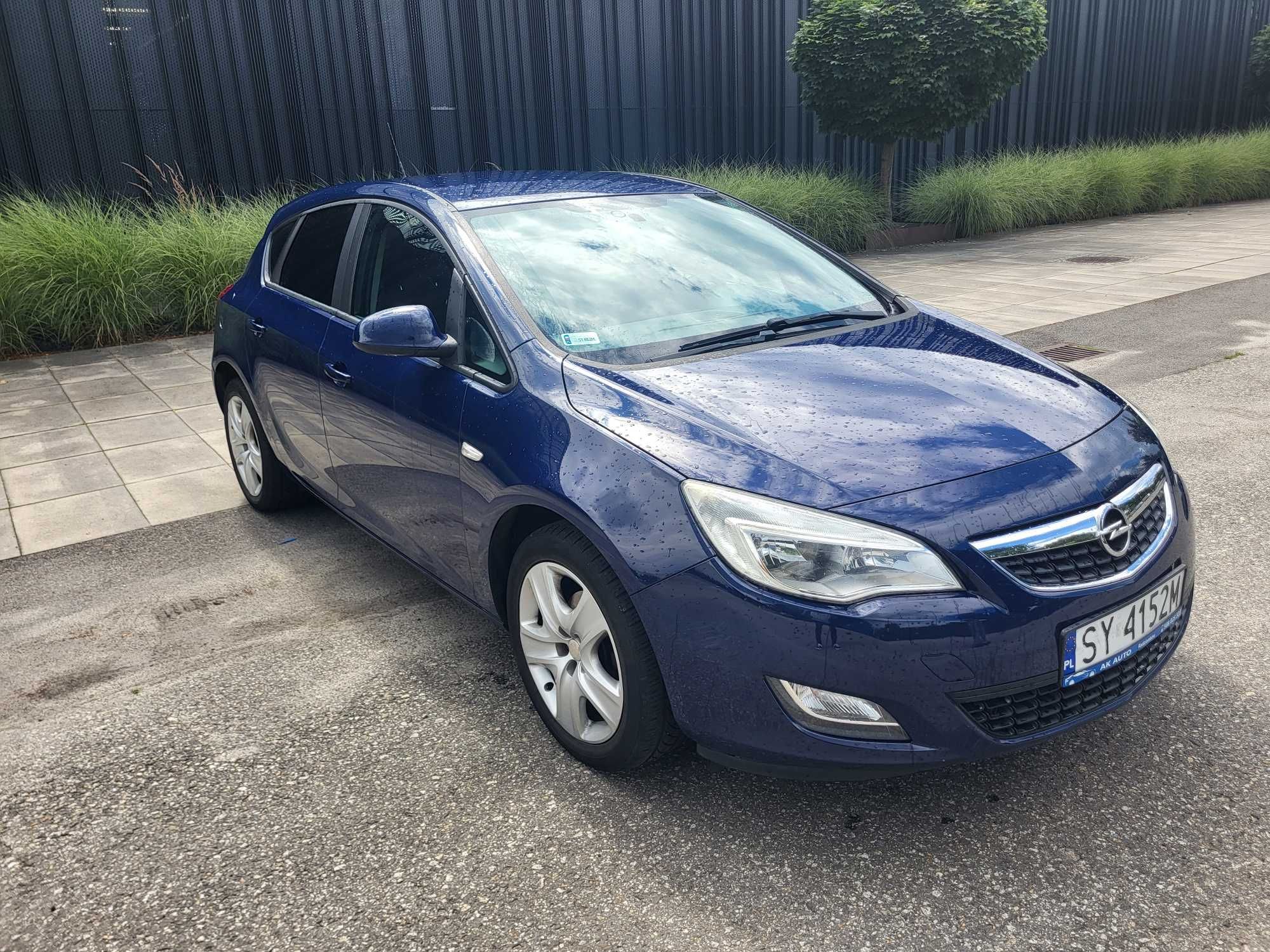 Samochód osobowy Opel Astra J.