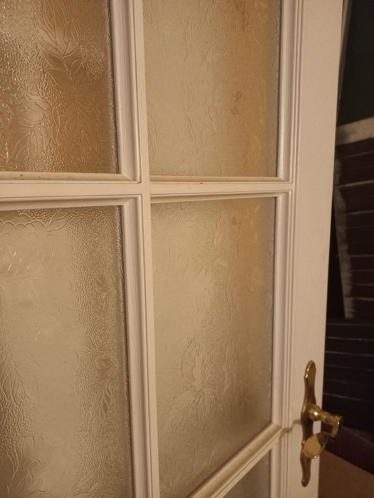 Białe drzwi z szybą 70cm lewe zawiasy