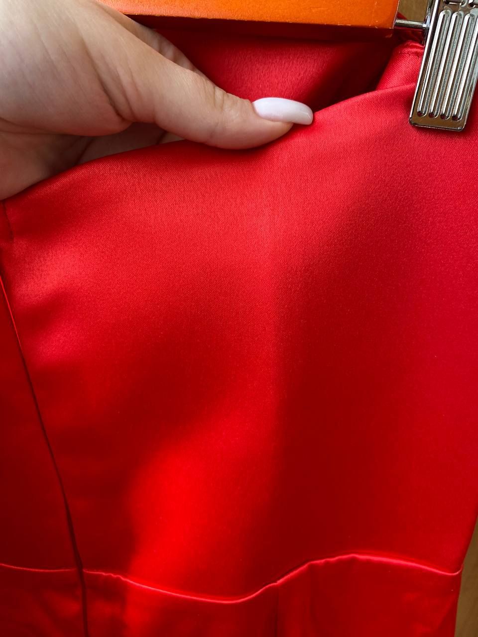 Вишукана червона сукня з об'ємними рукавами та розрізом в довжи