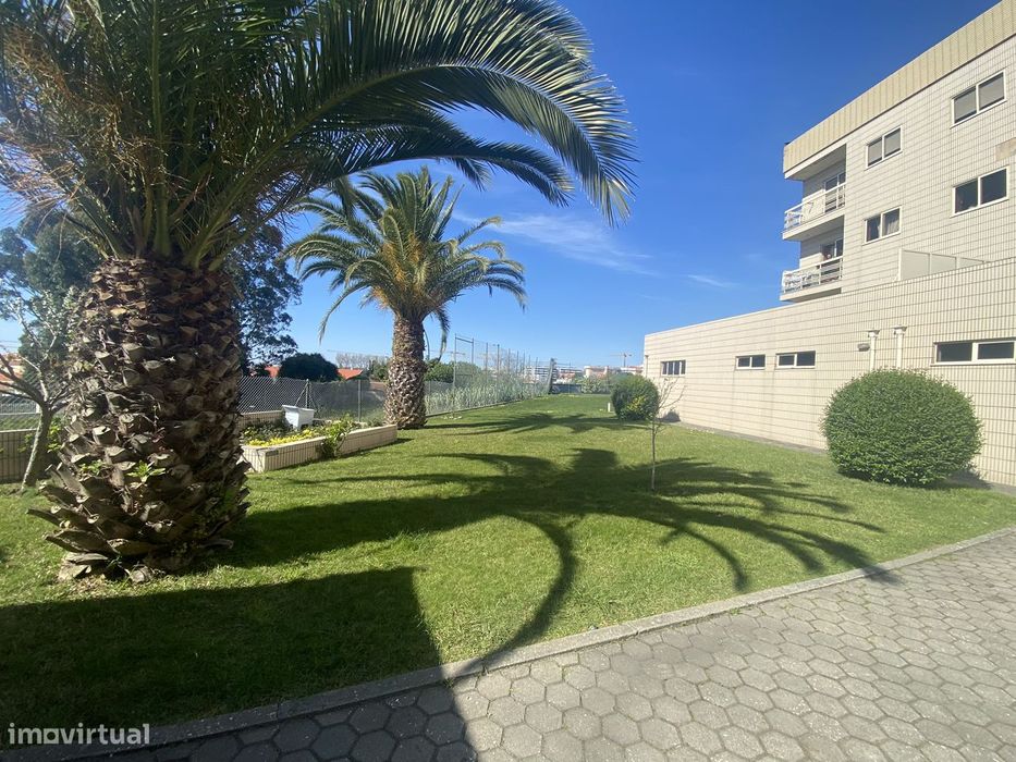 T2 com varanda, garagem e luz natural brilhante - Próximo da praia