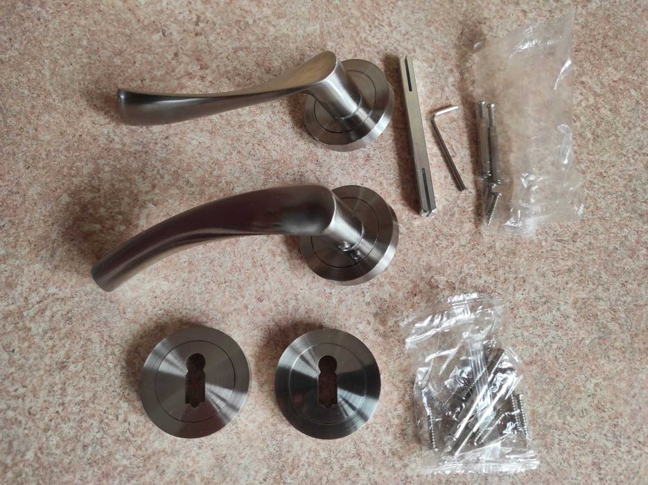 Komplet klamek Smith & Locke  wraz z szyldami  Szczotkowany nikiel