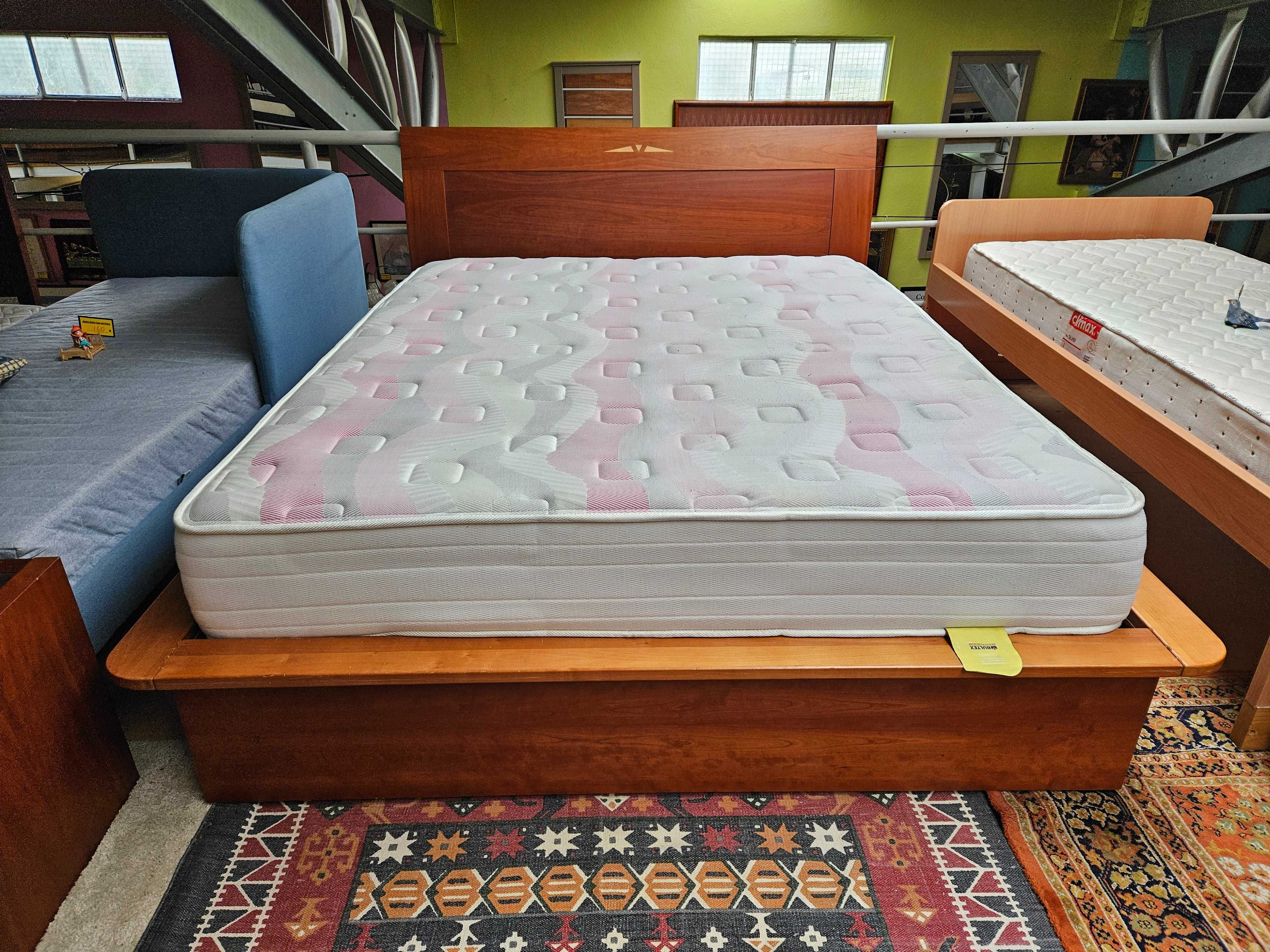Cama com arrumação, estrado e colchão - Bom