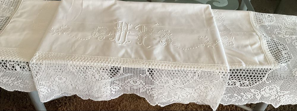 Lençol e almofadas, bordado à mão e aplicação de renda manual