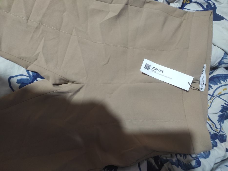 Calça com rachas nas pernas