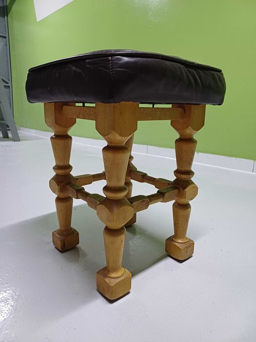 Krzesło drewniane z siedziskiem skórzanym