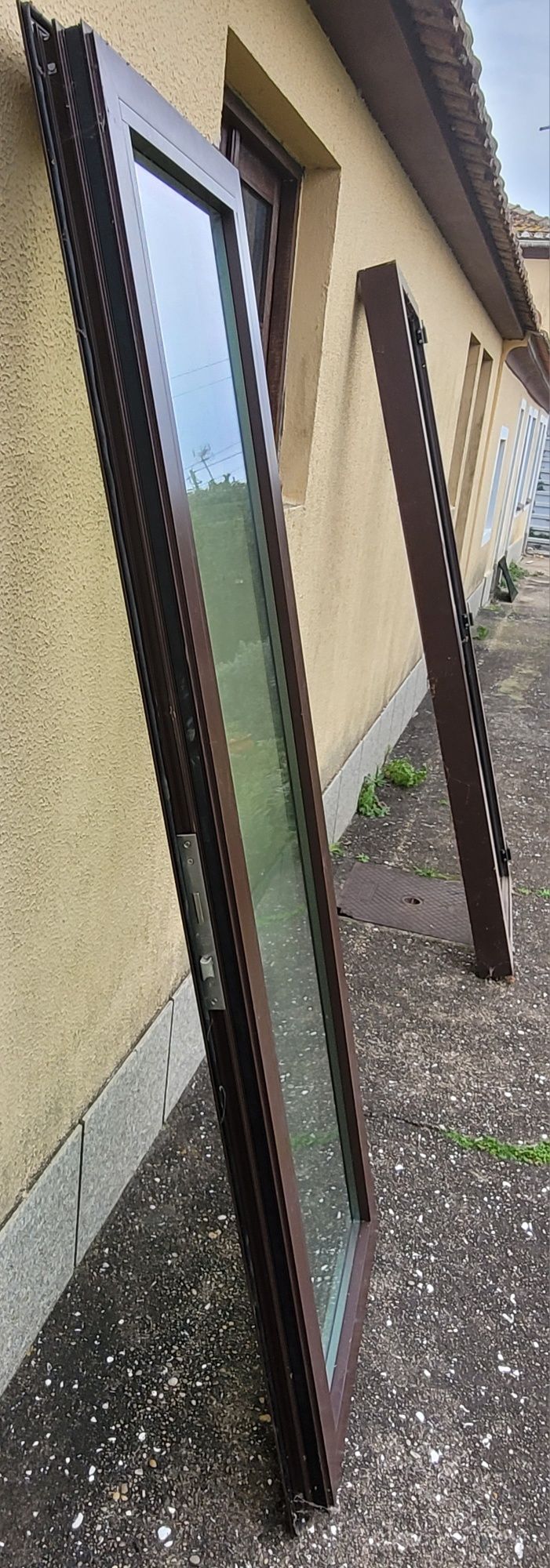 Urgente - Porta de alumínio com respetivo aro para venda.      Muito B