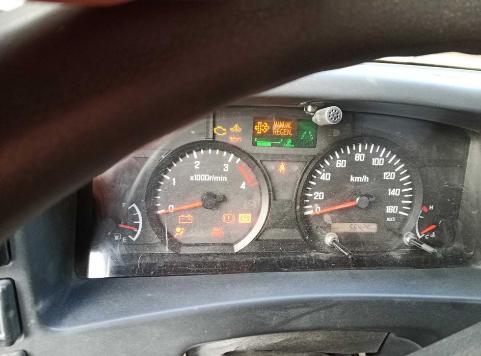 Camião ISUZO tribasculante com grua, 56.400km