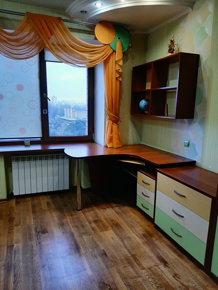 Мебель в детскую Ренессанс угловой шкаф, диван ,комод, стол письменный