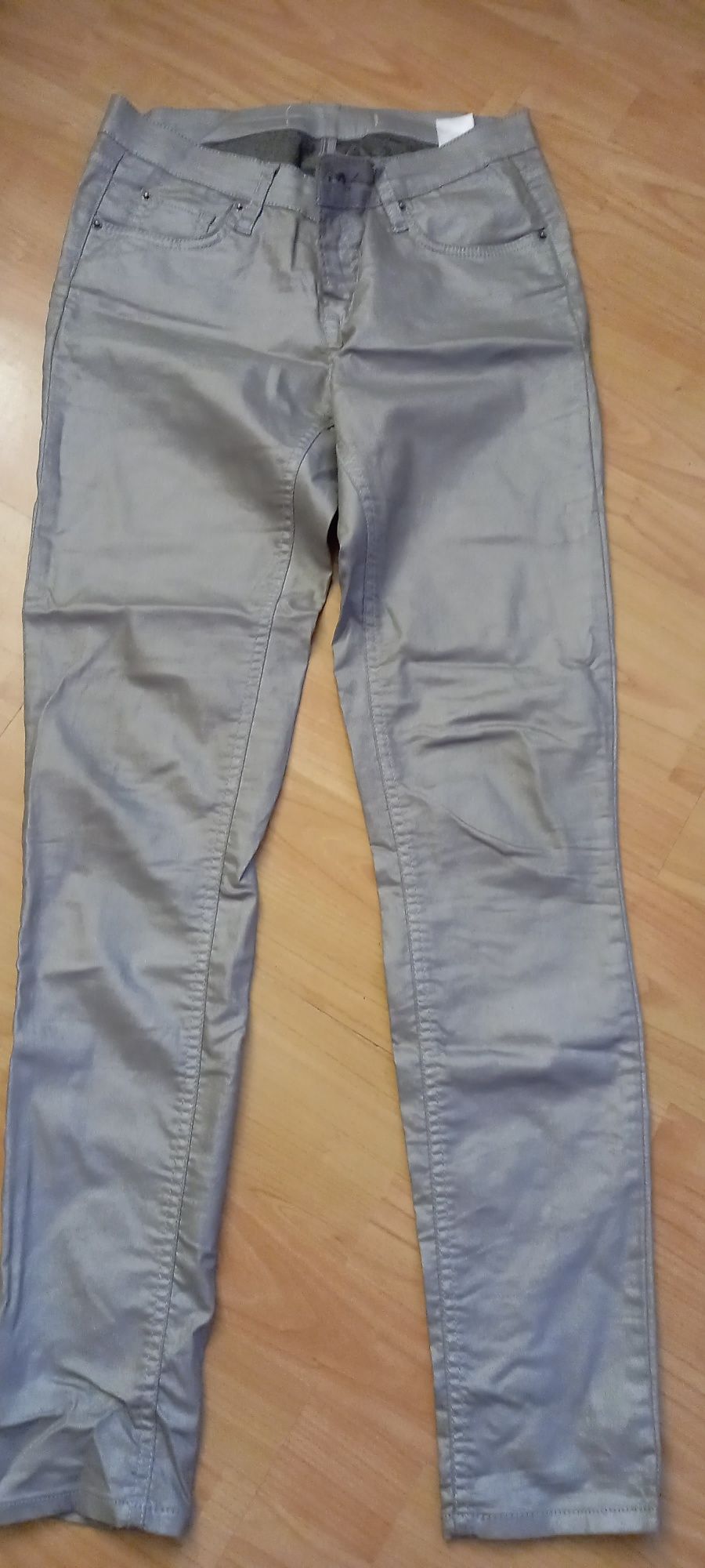 Spodnie srebrne woskowane jeansy, szare r M Cubus