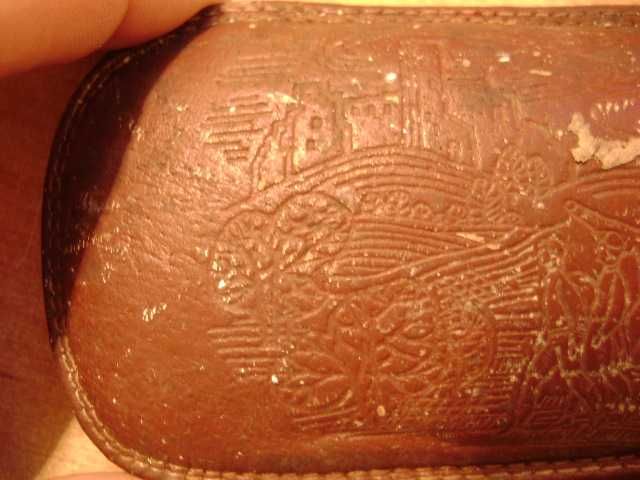 Starocie z PRL - Etui skórzane na okulary z wytłoczonym obrazkiem