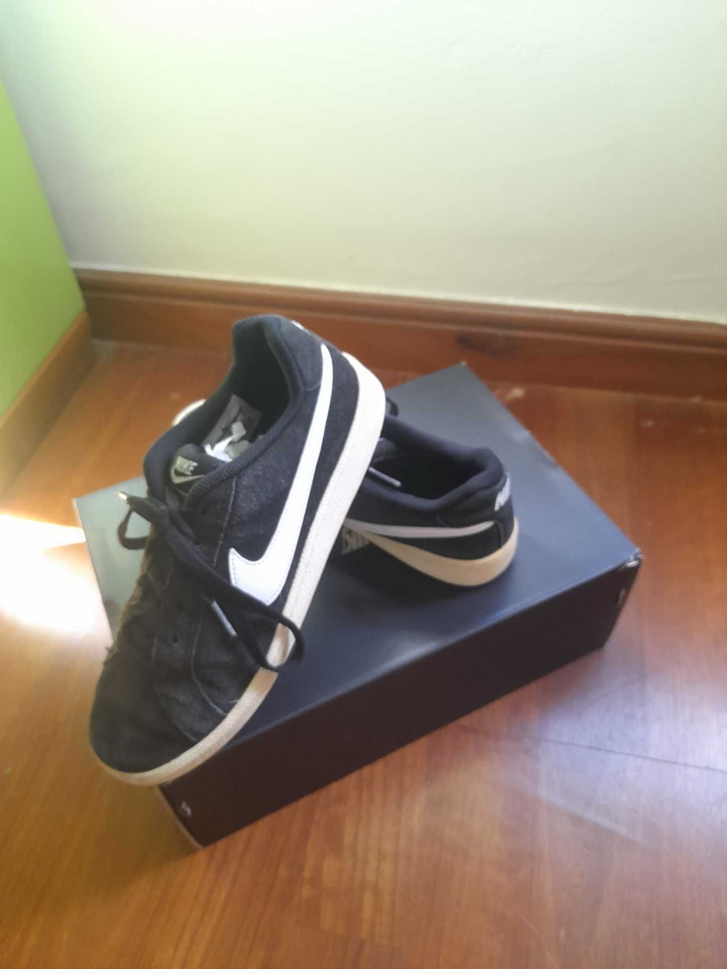 Nike Court Royale