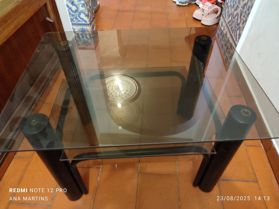Mesa de centro de vidro e metal