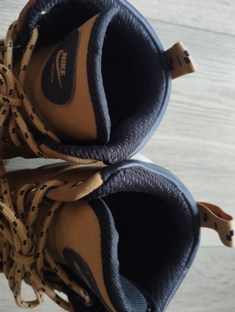 Buty jesienno- zimowe Nike Manoa