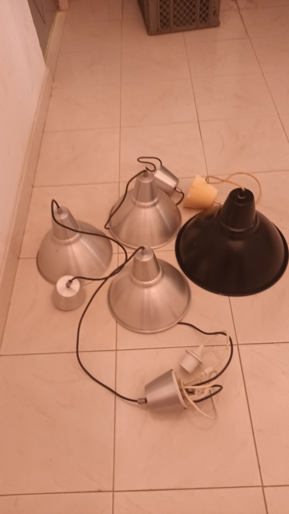 Candeeiros ikea 3 cinza e um preto