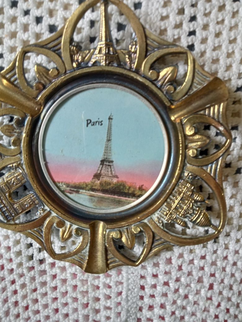 Linda peça em latão com imagem de fundo torre Eiffel mar e sol lindo