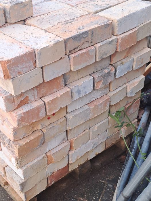 Cegla czerwona w stanie bardzo dobrym.