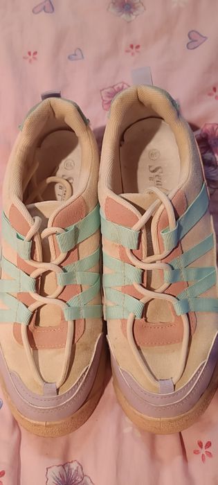 Damskie adidasy zamszowe