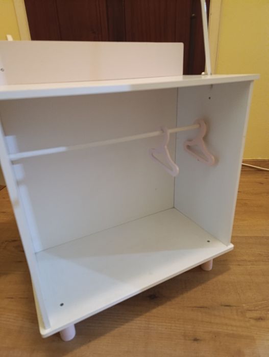 Móvel de brincar para dar banho e vestir bonecos