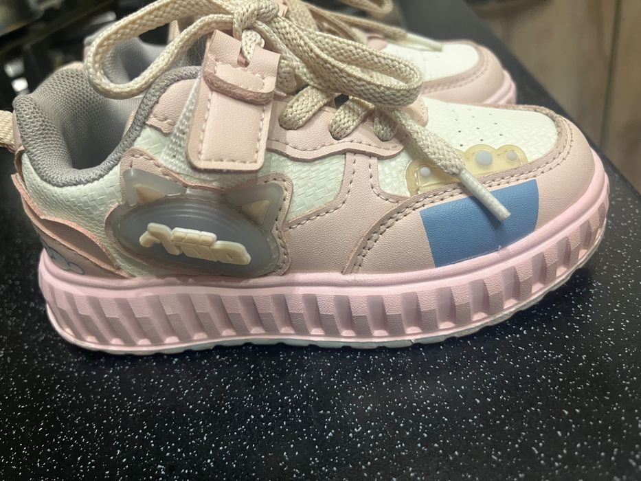 Кросівки для дівчинки 27 р