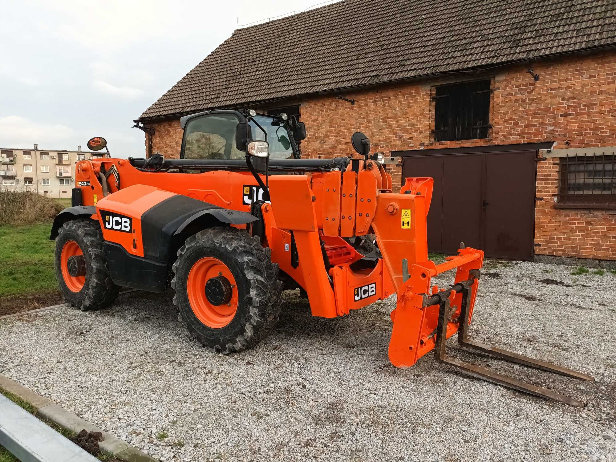 Wynajem podnośnik zwyżka podesty ładowarki teleskopowe