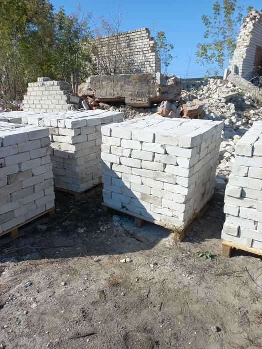 Бой кирпича Дорога из боя кирпича КРАСНЫЙ Белый кирпич огнеупорний