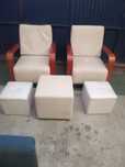 Poltronas com puffs