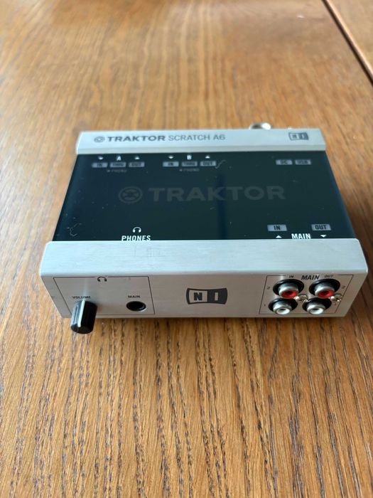 Native Instruments Traktor Scratch A6 + CDs + Vinyls