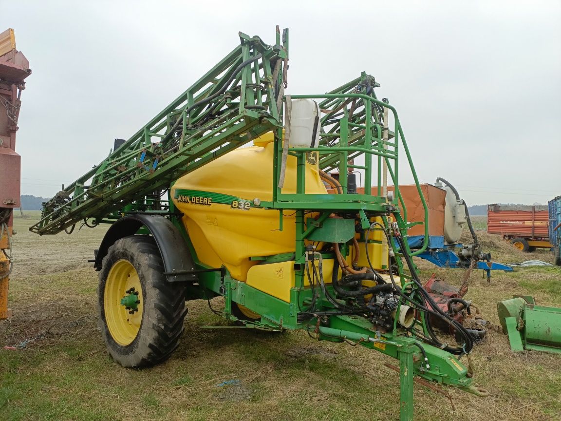 Opryskiwacz JOHN DEERE 832