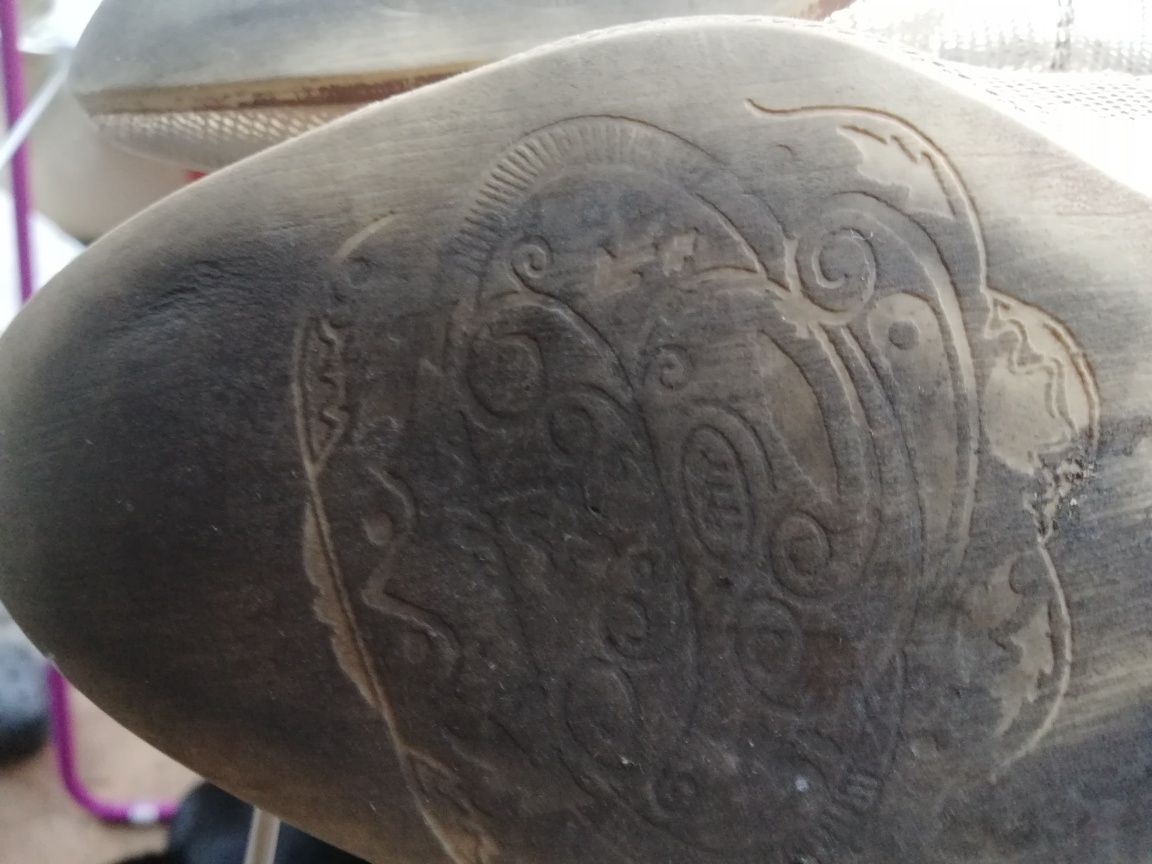 Buty złote na niskim obcasie marki Maciejka, 36