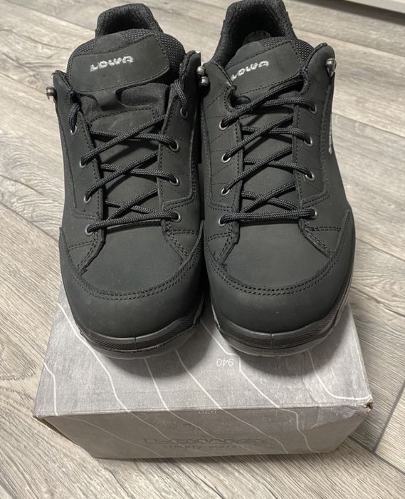 Кросівки LOWA чорні розмір 44