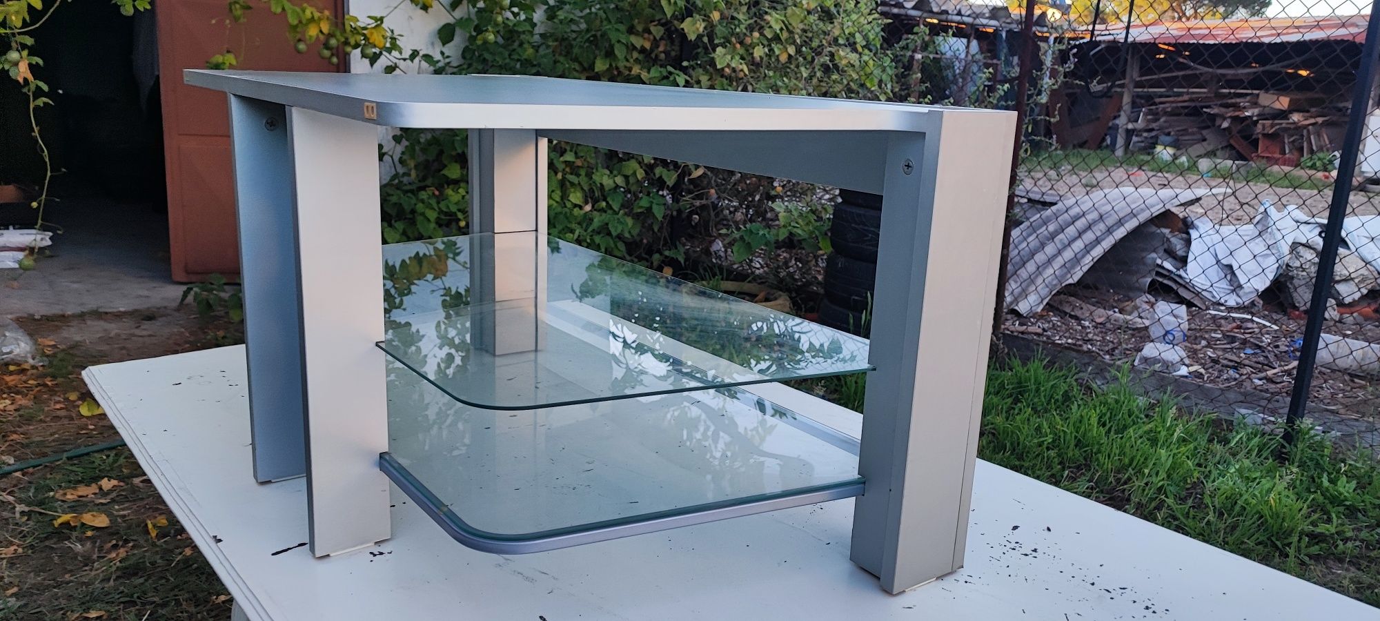 Mesa de TV com prateleira em vidro.