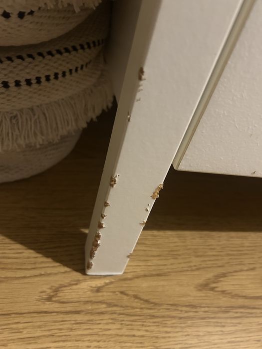 2 comodas Ikea com marcas - mas completamente funcionais