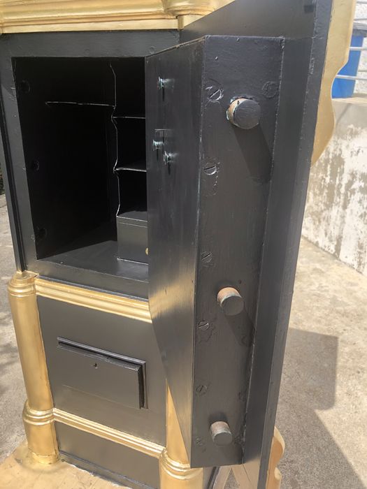 Cofre antigo metade de ferro e metade de madeira com codigo