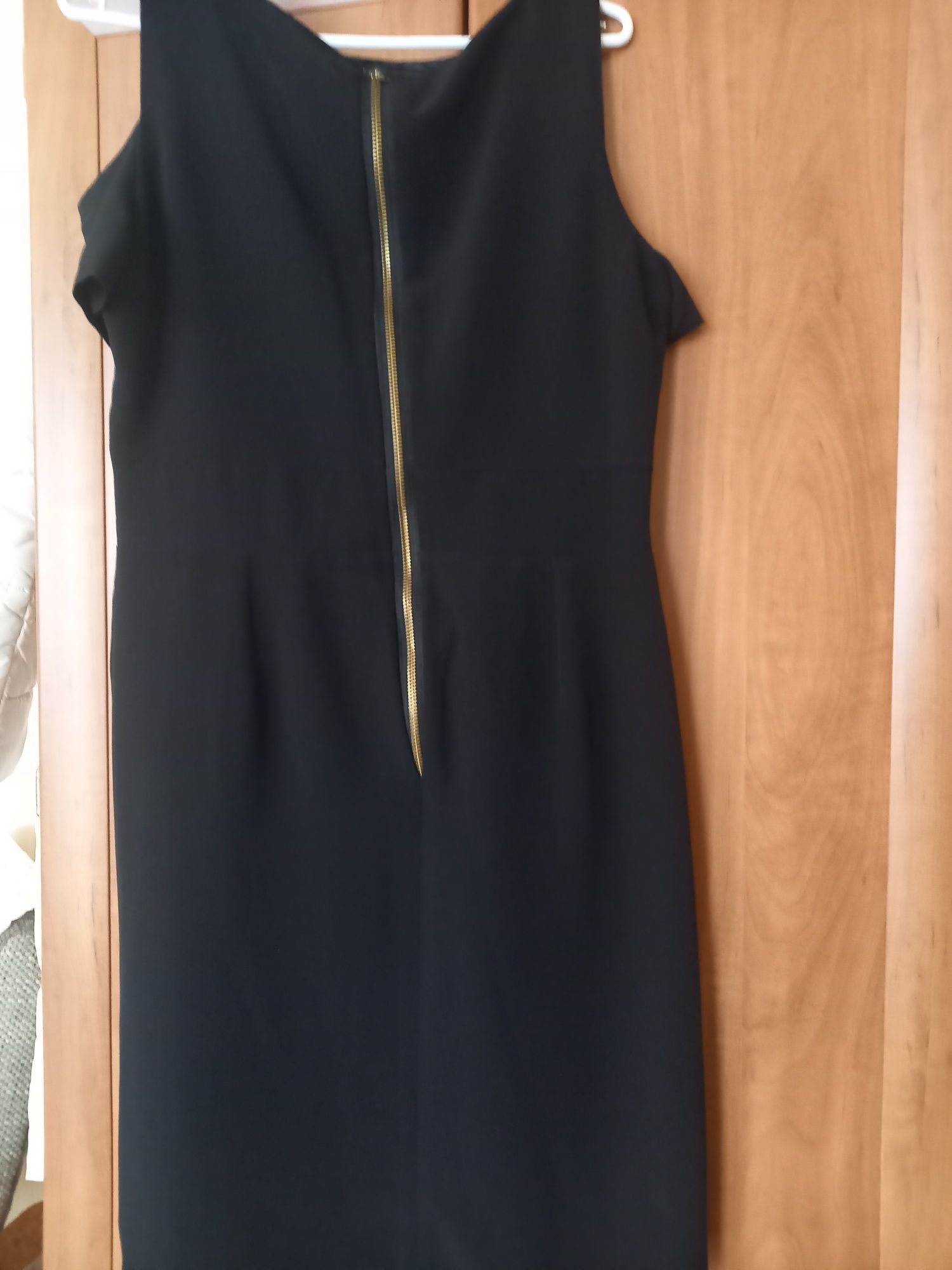 Czarna sukienka z krótkim opuszczanym rękawkiem firmy F&F rozmiar 12