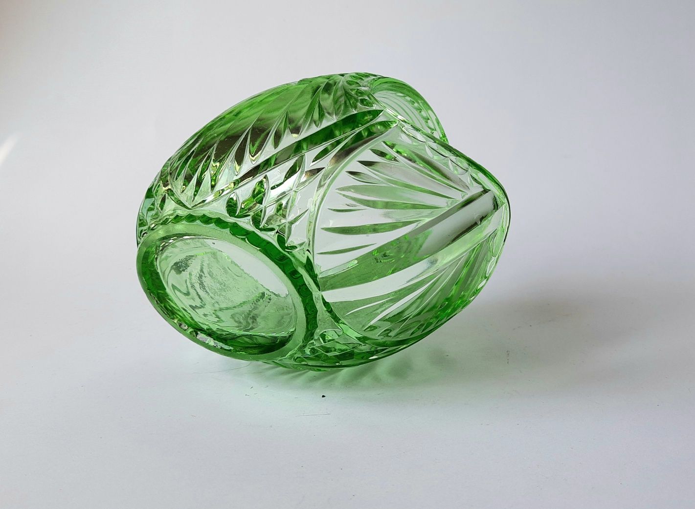 Zabytkowy koszyczek - jajko  - zielone szkło prasowane  - 1954 rok
