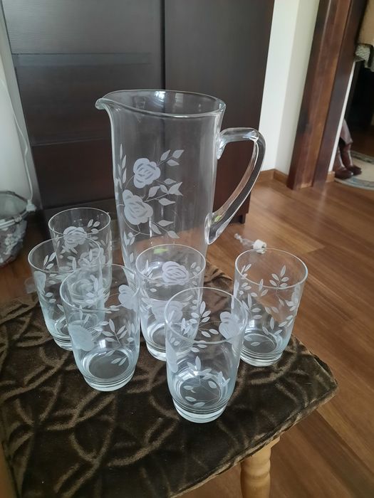 Dzbanek ze szklaneczkami