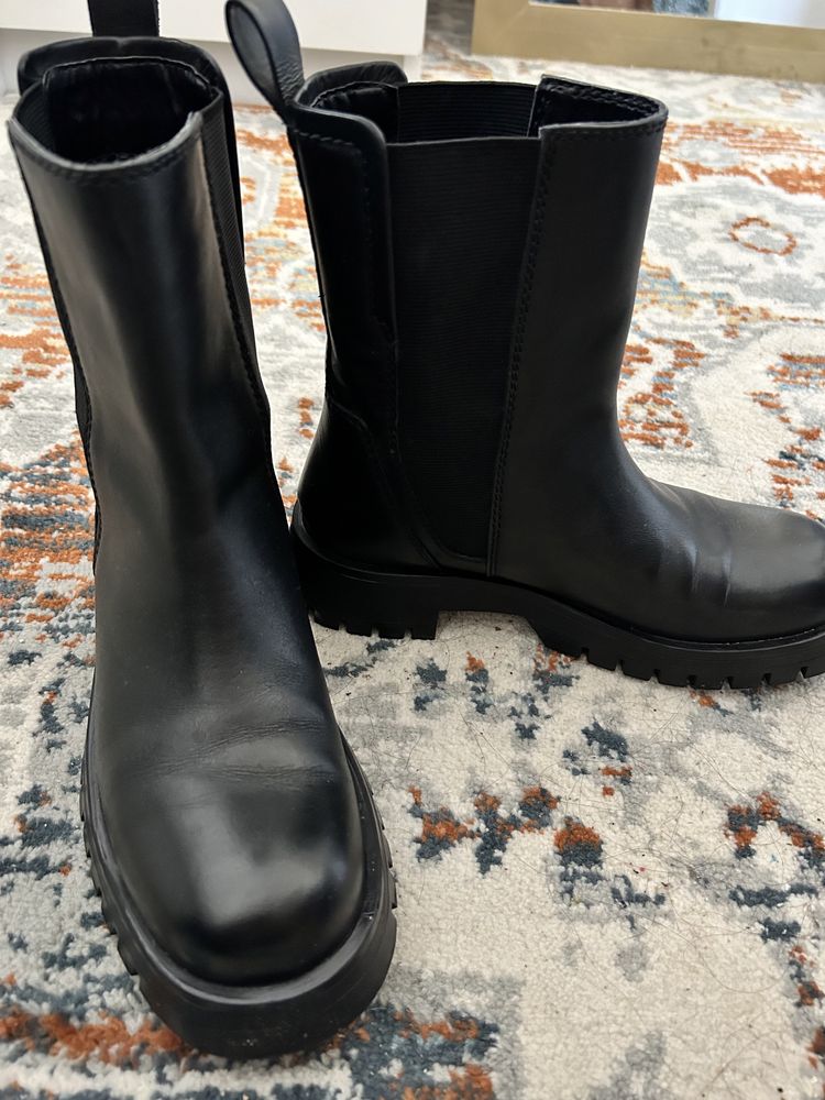 Bota preta da  zara numero 36.