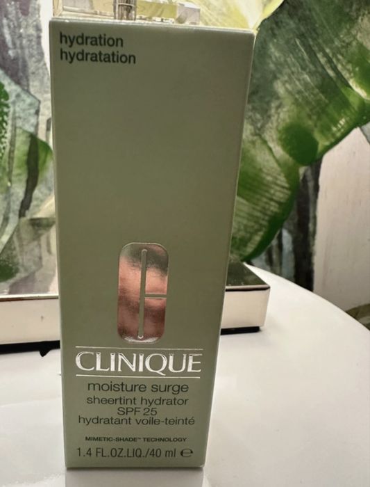 Clinique Creme Hidratante com Cor Moisture Surge SPF25