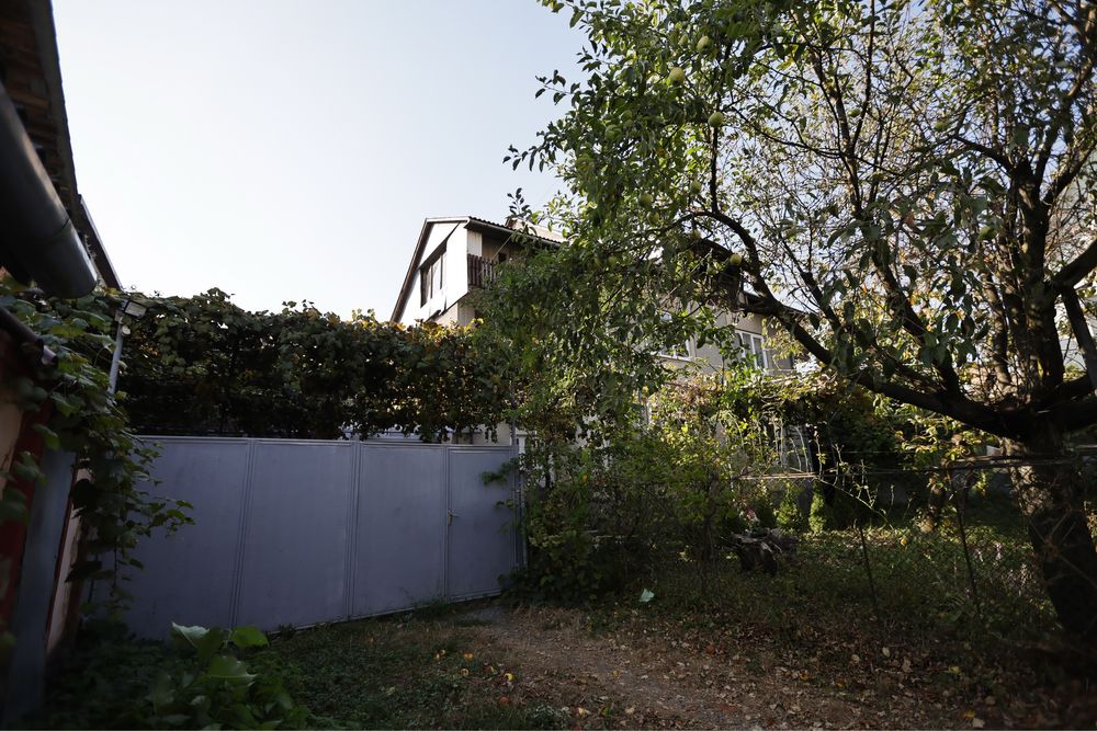 Продам будинок та діючий бізнес в центрі міста Хуст