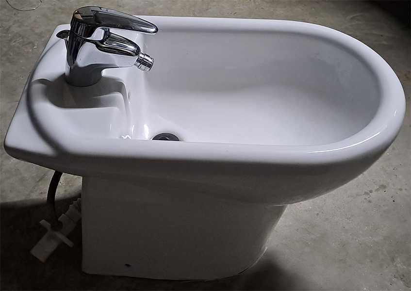 Bidé em porcelana branca - Marca Roca