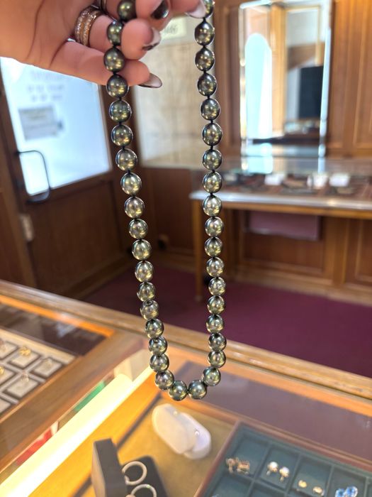 Naturalne Czarne Perły ze złotym zapięciem