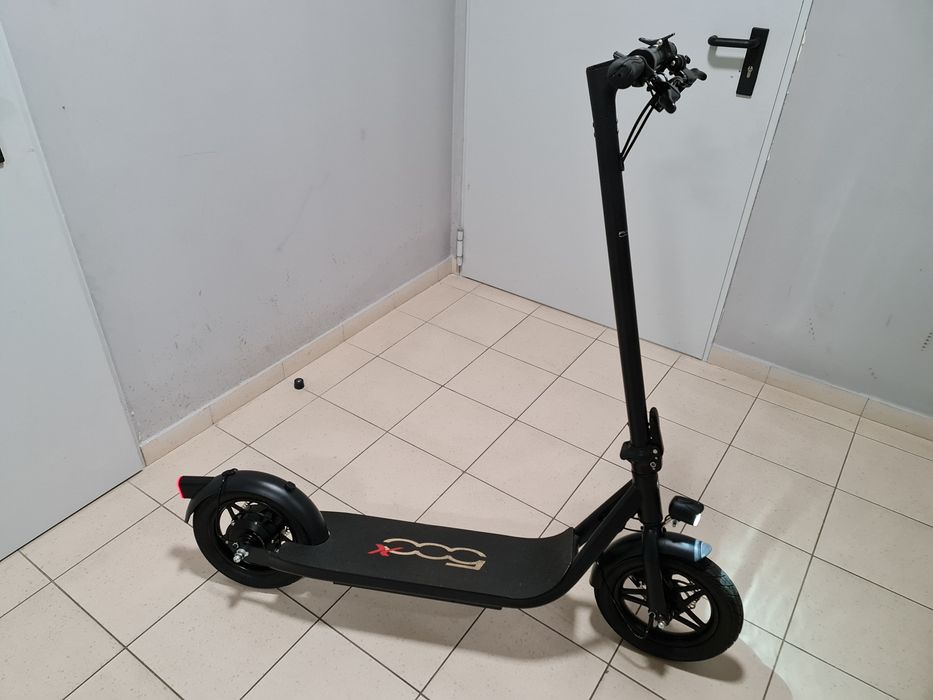 Hulajnoga elektryczna FIAT 500 X F12K . Super stan.  Ładowarka.
