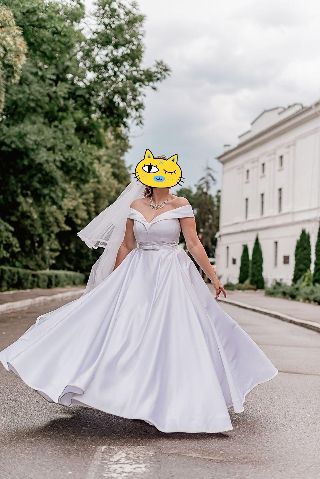 Весільне плаття з королівського атласу
