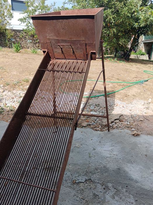 Limpador, crivo ou erguedeira de azeitona usado e em bom estado