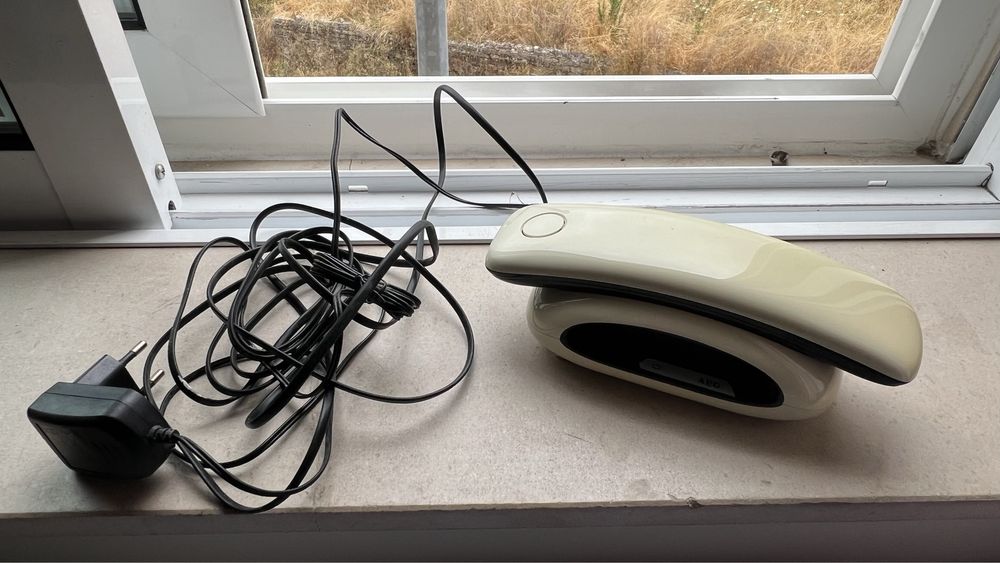 Dois telefones antigos da marca AEG