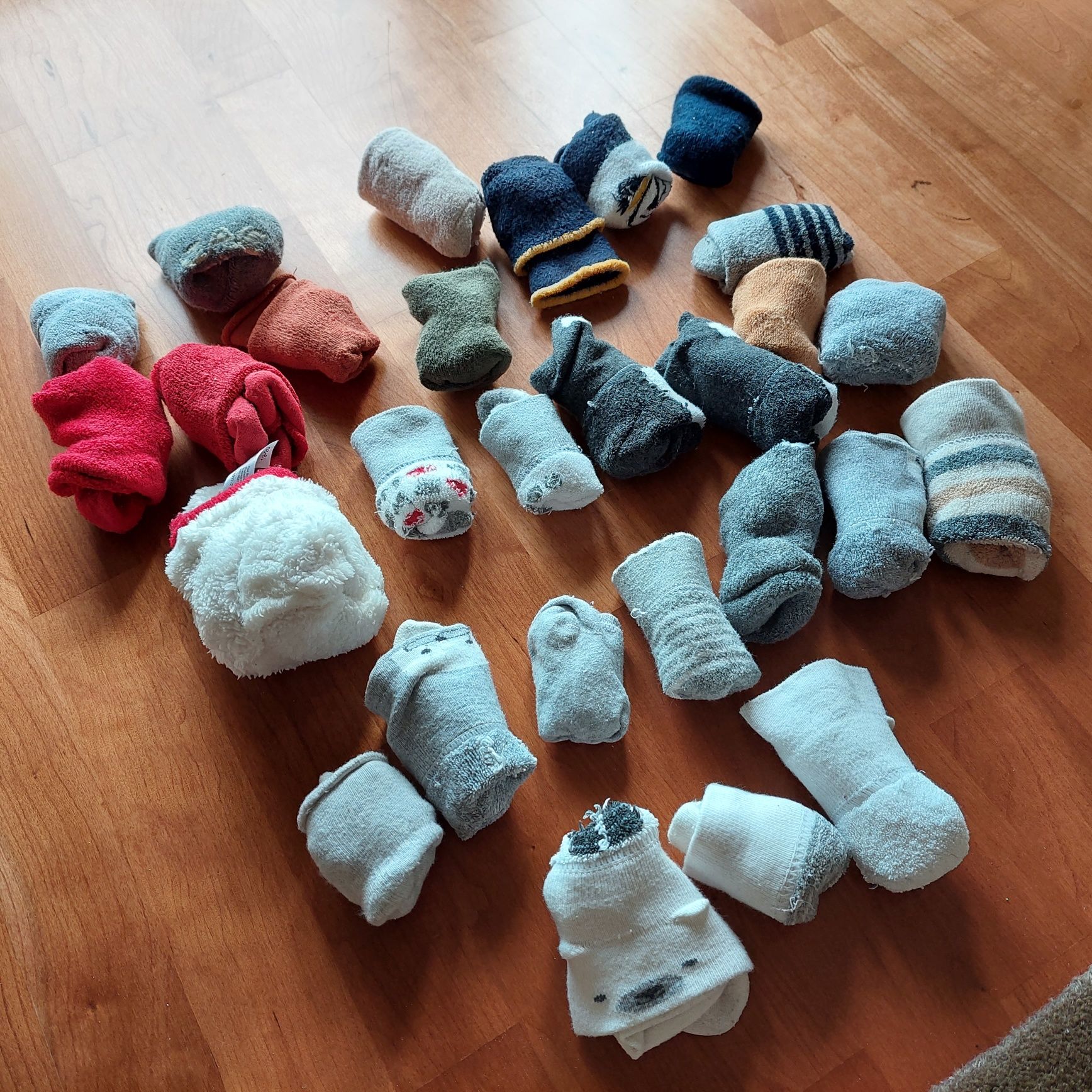 28 pares de meias para bebé de vários tamanhos