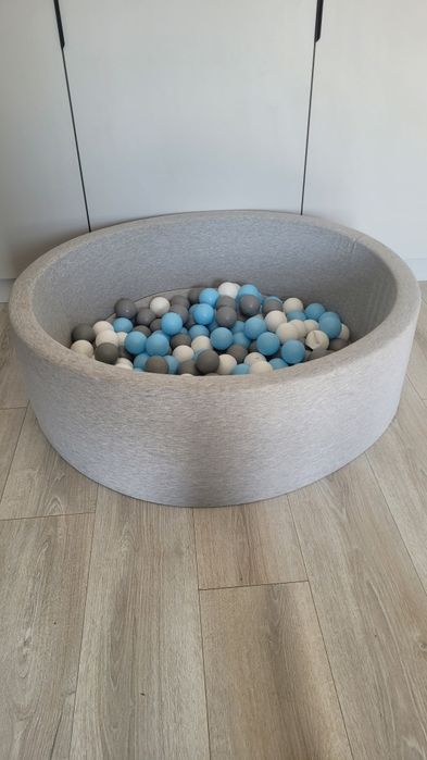 Suchy basen z kulkami