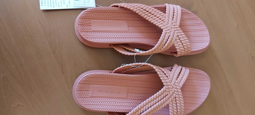 Продам шлепанцы. Новые